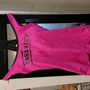 BEACH BODY FUSHIA PINK AND BLACK RAZORBACK TANK TOP WITH BUILT-IN CUP. SIZE M.